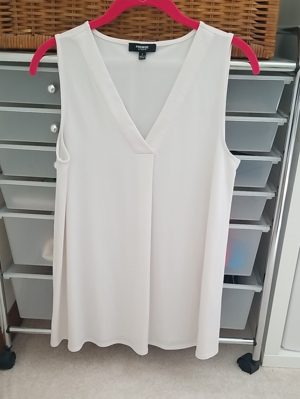 Premise White V-Neck Sleeveless Top. Size Small